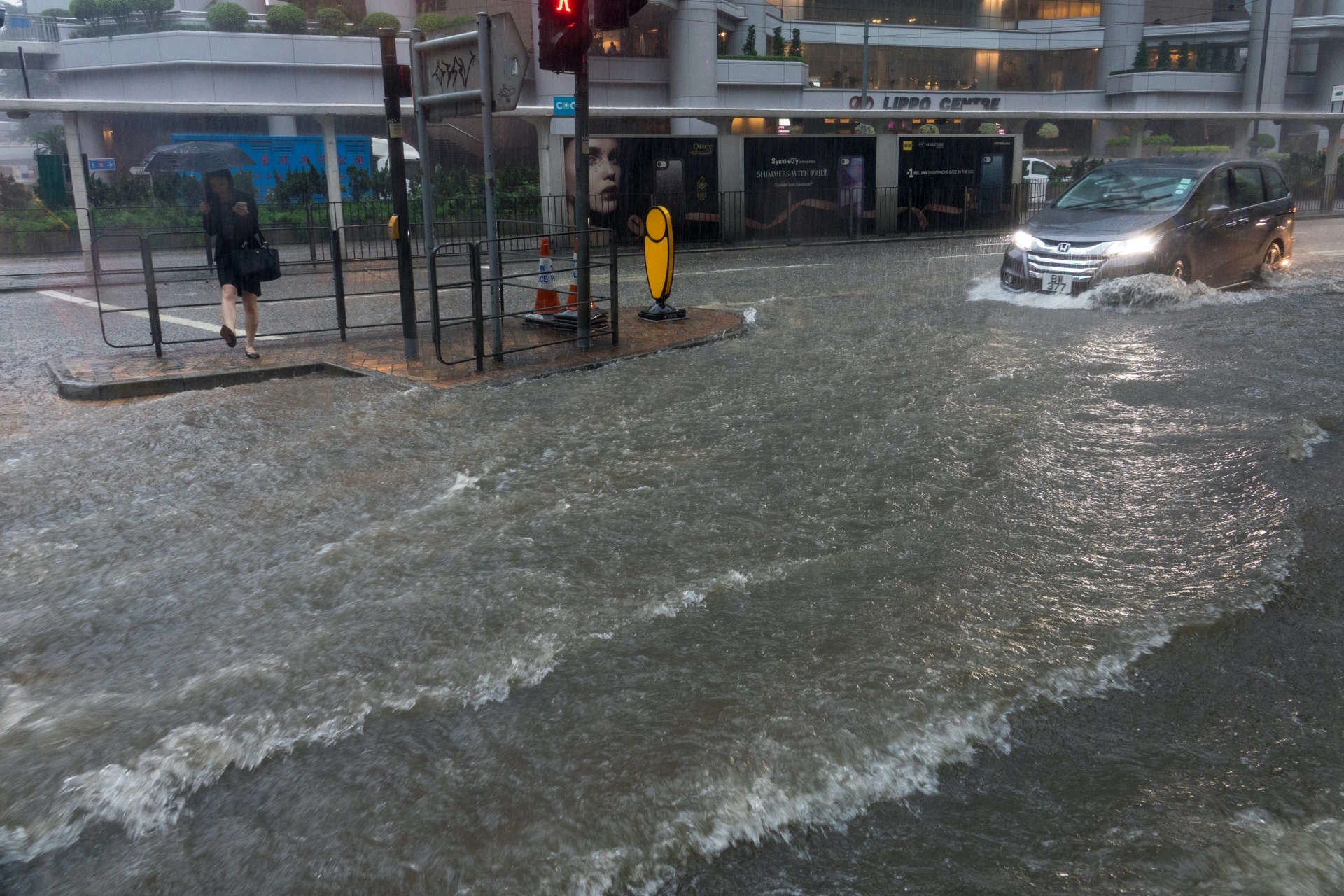 Hong Kong rammet av kraftig flom – det kraftigste regnet på 140 år