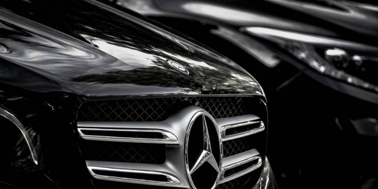 Mercedes-Benz tvunget til å fjerne reklame etter kraftig kritikk