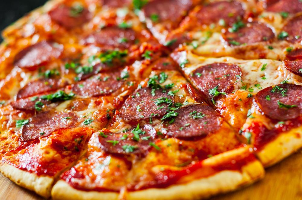 Sprø bunn og smeltet ost: Slik varmer du pizzaen opp igjen