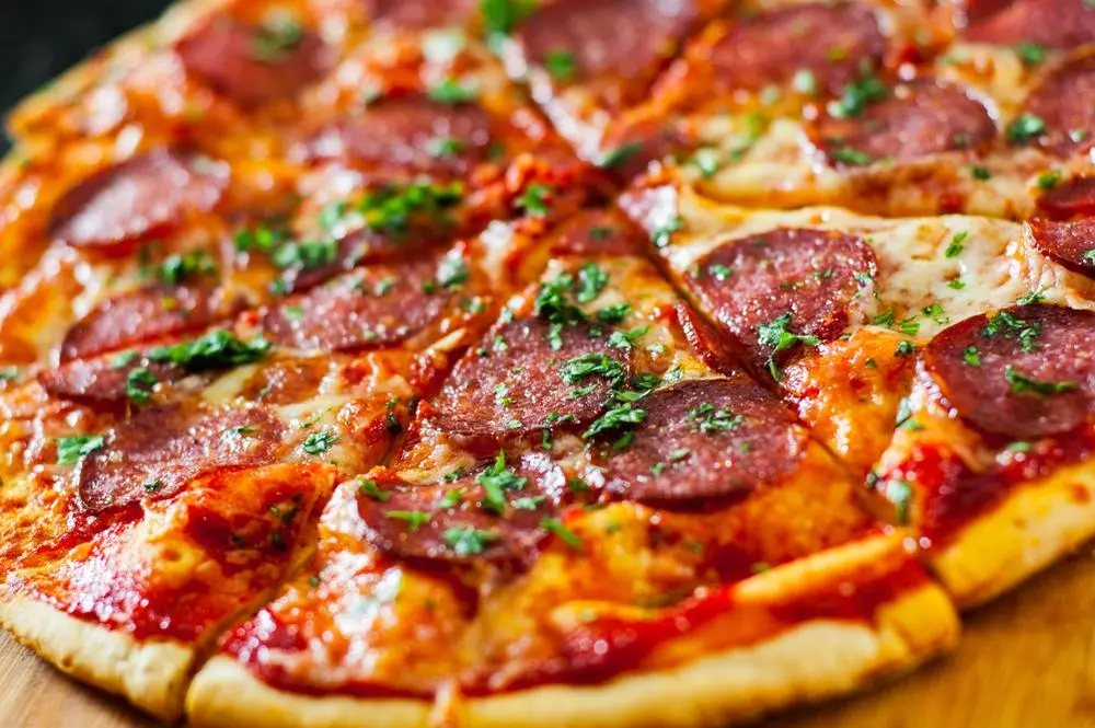Perfekt sprø bunn og smeltet ost: Slik varmer du opp pizza