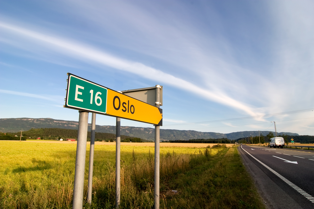 E16 helt stengt – stort tre veltet