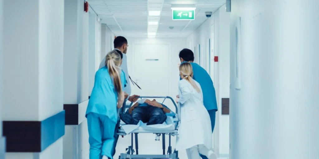 Pasienter må vente i opptil 12 timer: Hold deg unna med mindre du er døende!