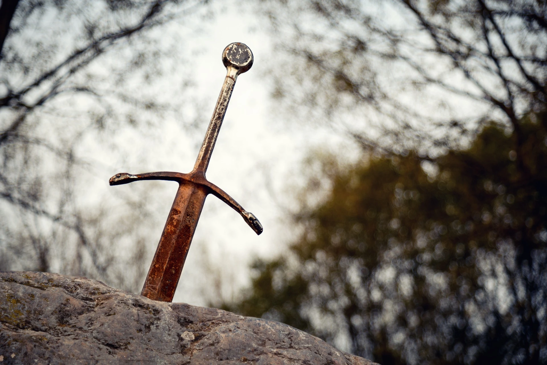 700 år gammelt sverd kalt &laquo;ekte Excalibur&raquo; funnet fast i en stein