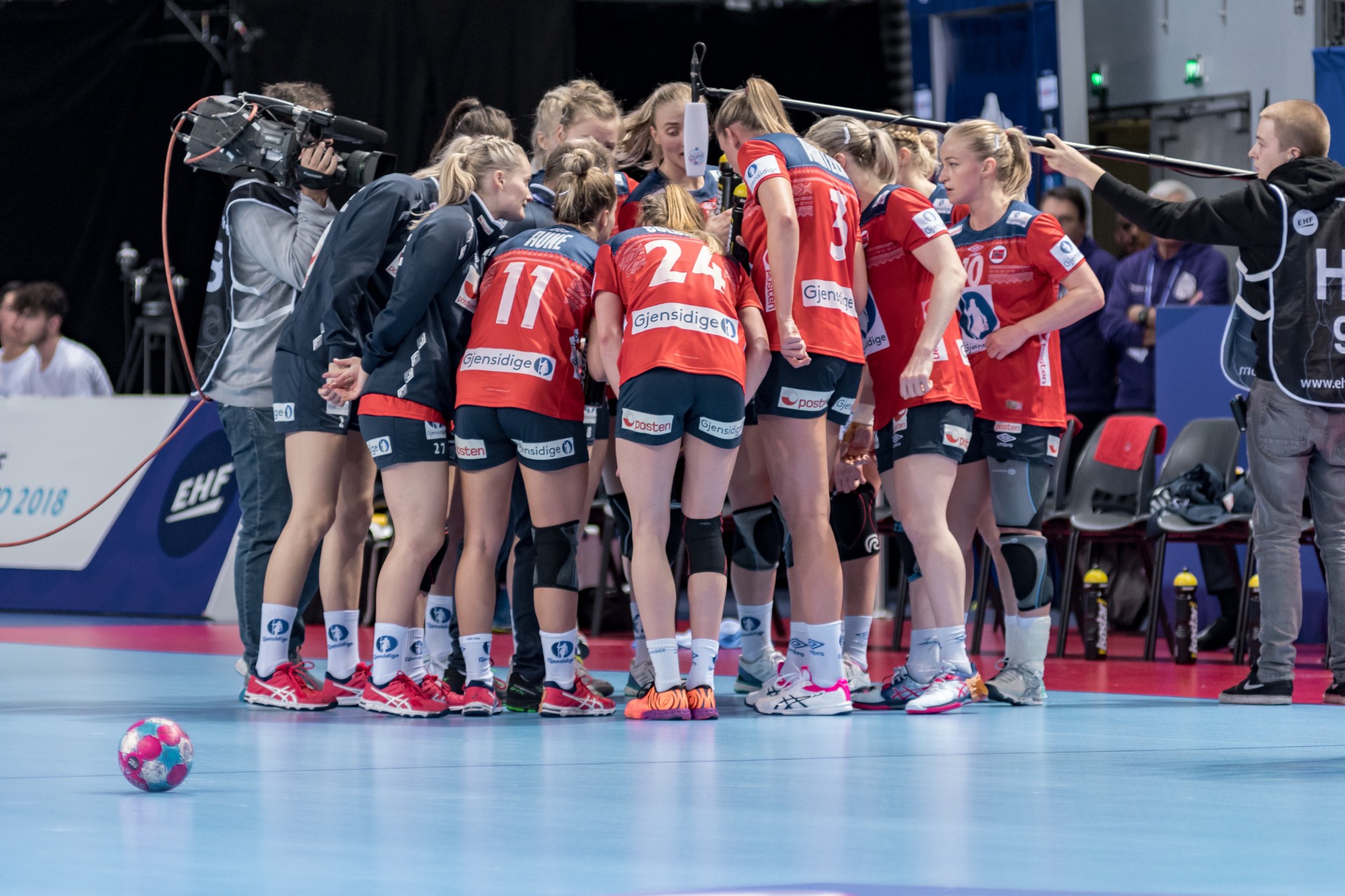 Før OL-seminfinale: Hun har reist hjem