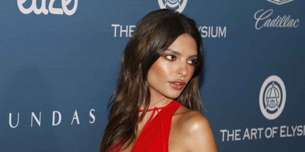 Emily Ratajkowski kaster av seg klærne og avslører ny kjæreste