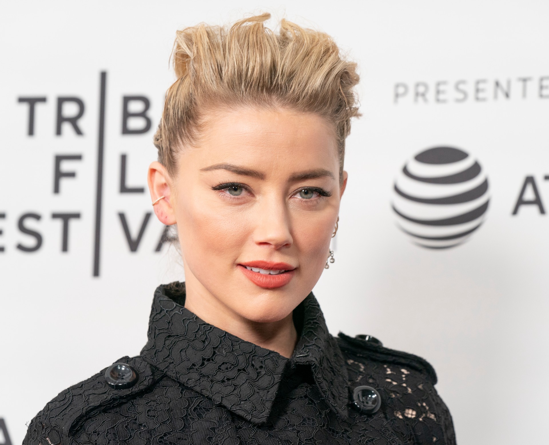 Amber Heard-tilhengere kritiserer filmfestivalen for å vise Johnny Depp-film