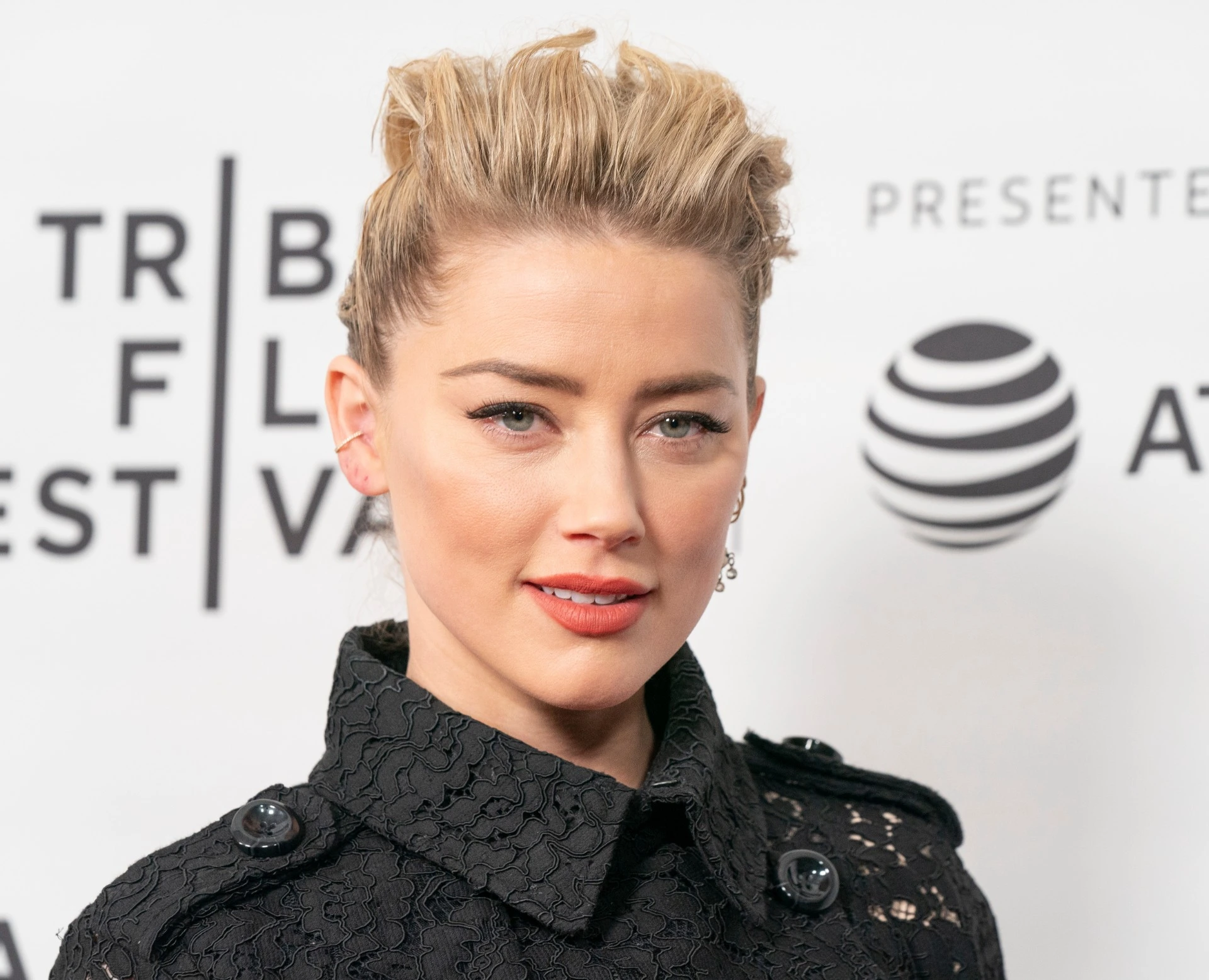 Amber Heard-tilhengere kritiserer filmfestivalen for å vise Johnny Depp-film