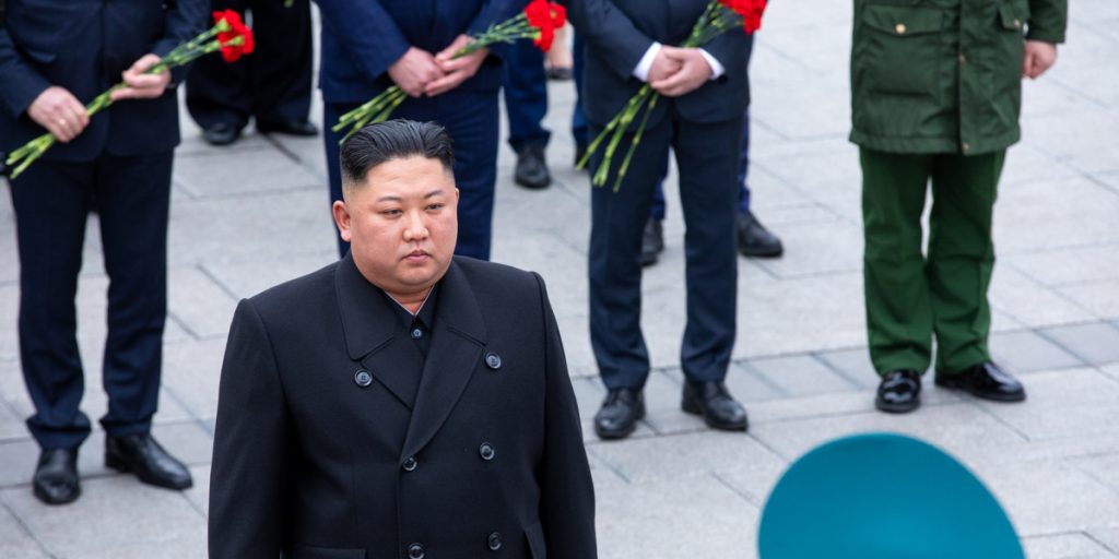 Kim Jong-un får droner i gave og reiser fra Russland i et pansret tog