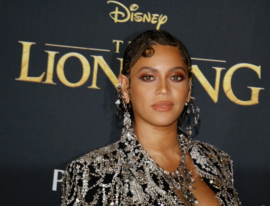 Beyoncé kaster av seg klærne: Overlater ingenting til fantasien