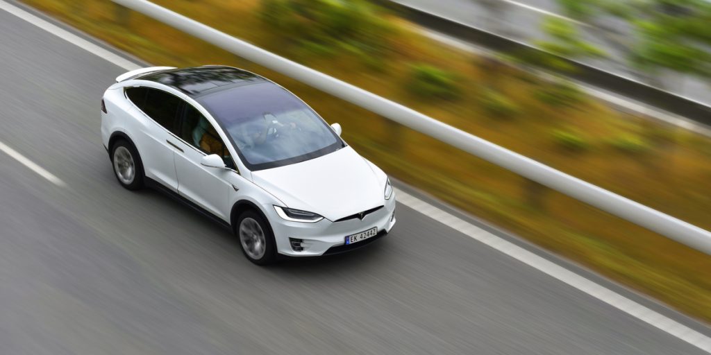 17-åring stjal familiens Tesla: Kjørte 179 kilometer i timen i 80-sone
