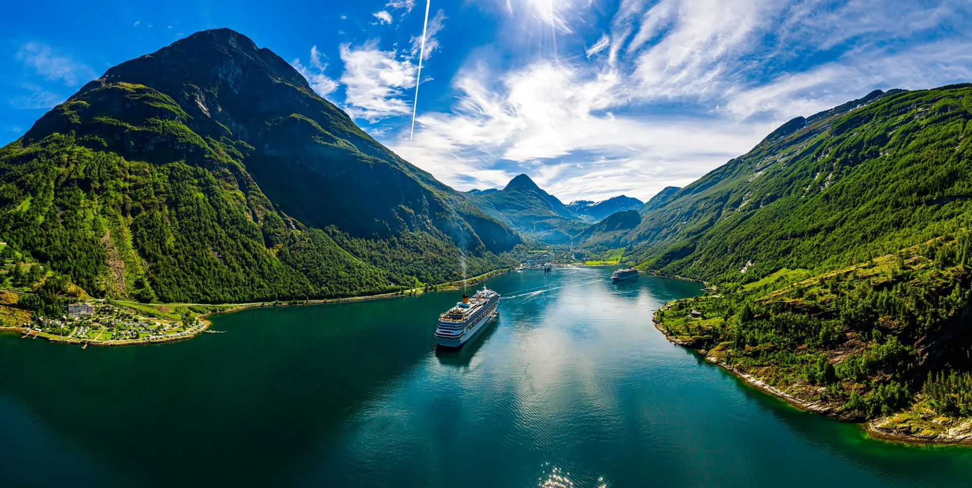 Trafikkaos i Geiranger: Buss sperrer veien i Kopsvingene
