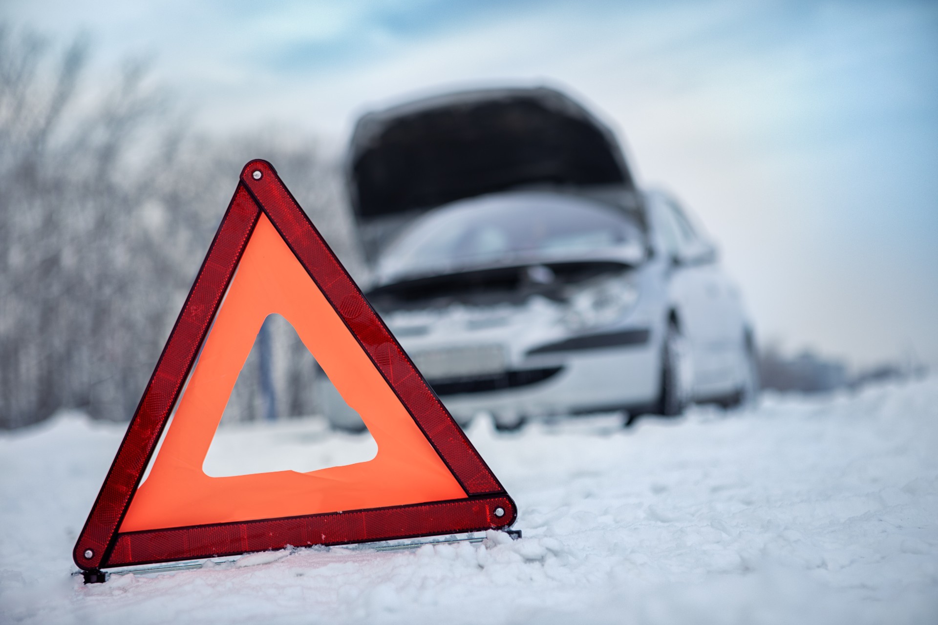 Motorstopp? Vinter? Mitt på natten? Dette bør du ha i bilen i nødstilfelle