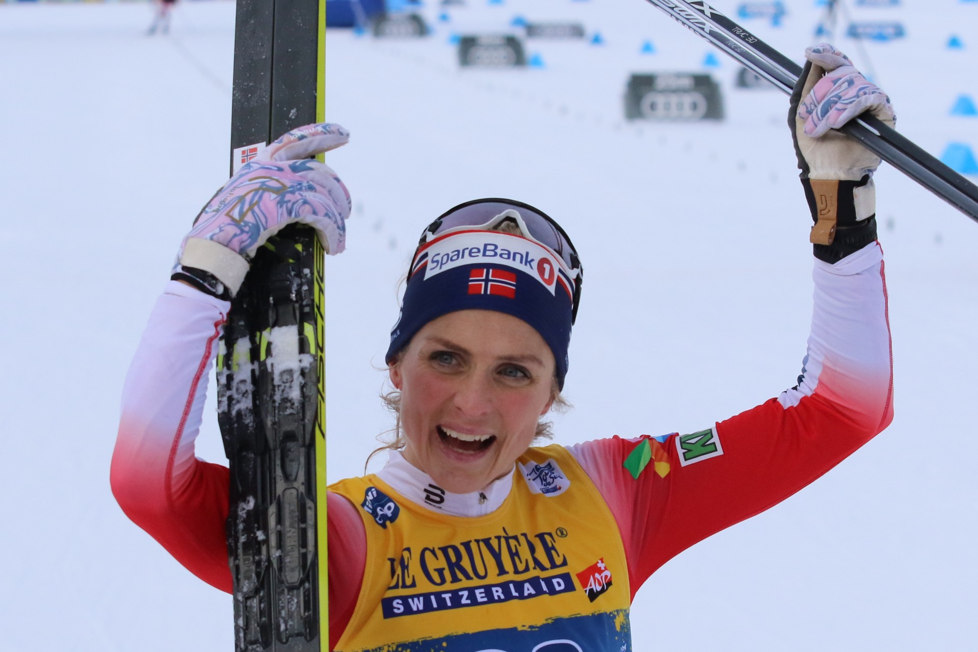 Kong Harald på plass i Granåsen – Johaug klar for nytt gull og kanskje en ny kongelig klem?