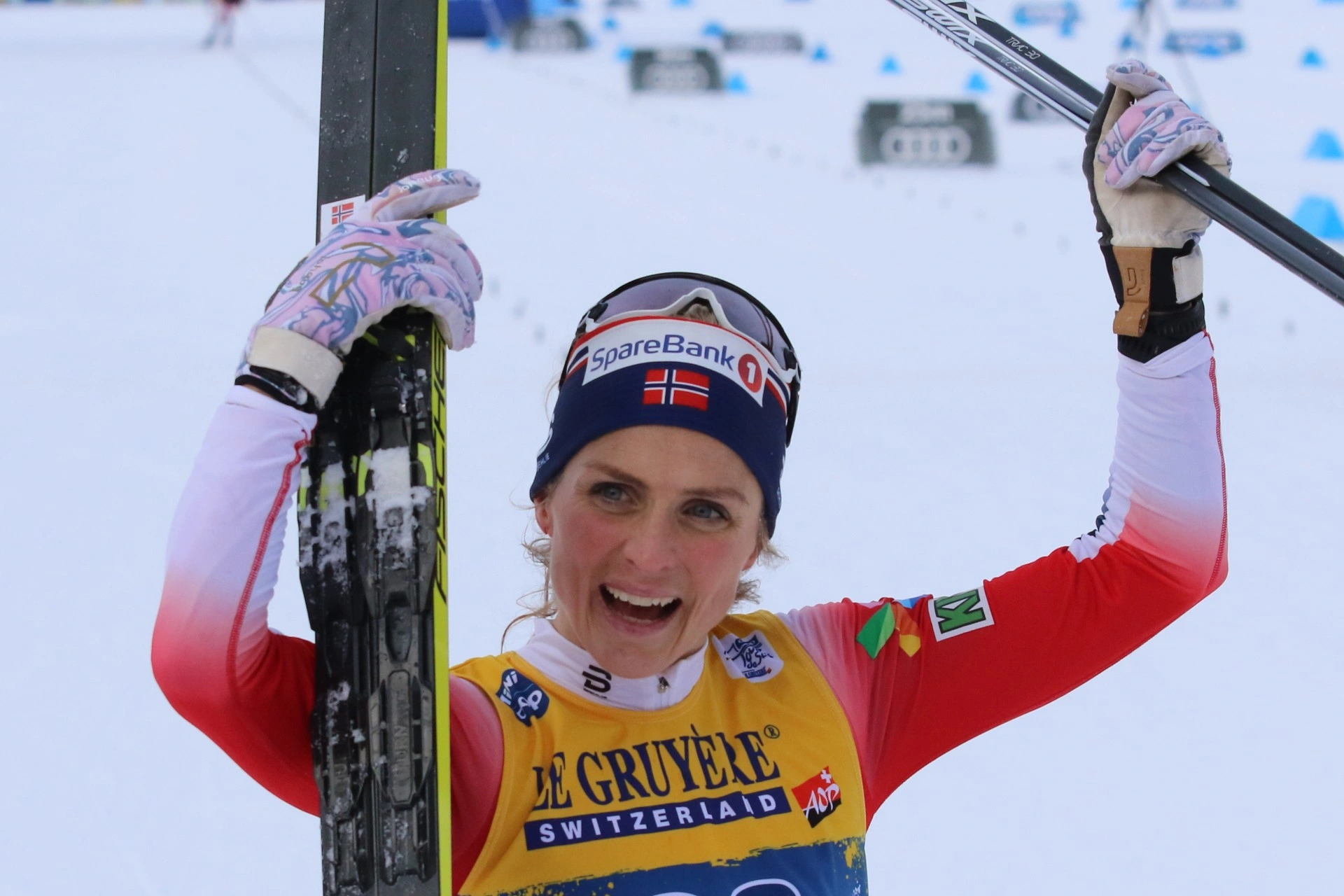 Kong Harald på plass i Granåsen – Johaug klar for nytt gull og kanskje en ny kongelig klem?