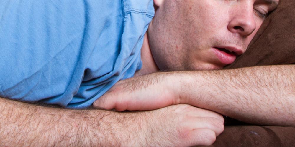 Etter 3 år flytter paret sammen: Nå sover han på sofaen