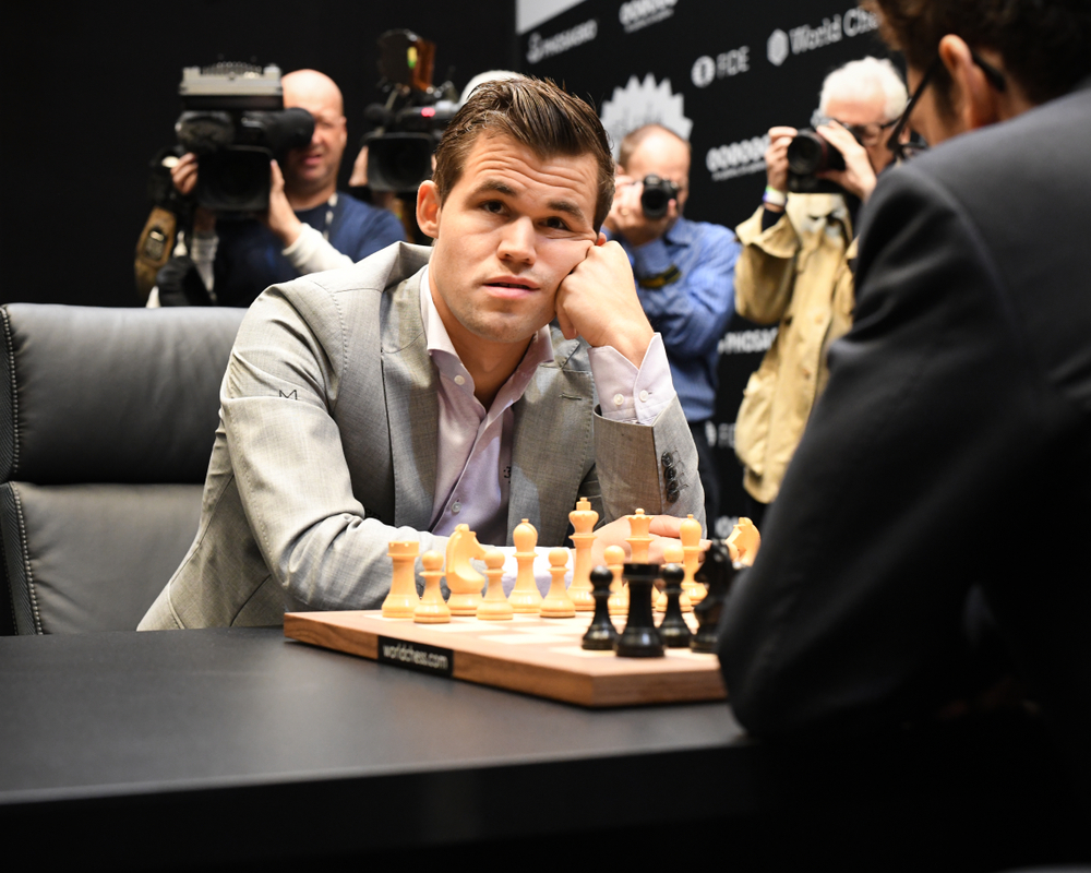 Magnus Carlsen og kjæresten viser frem gravidmagen