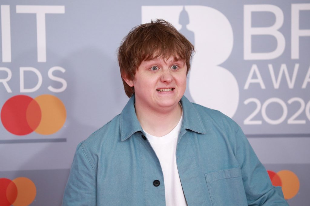 Lewis Capaldi kysser på hemmelig kjæreste