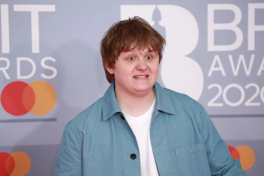 Lewis Capaldi kysser på hemmelig kjæreste