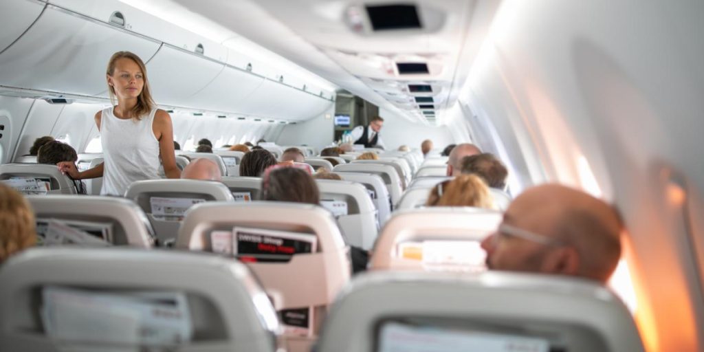 Mamma raser mot flyselskap: Viste sexscener under flyturen