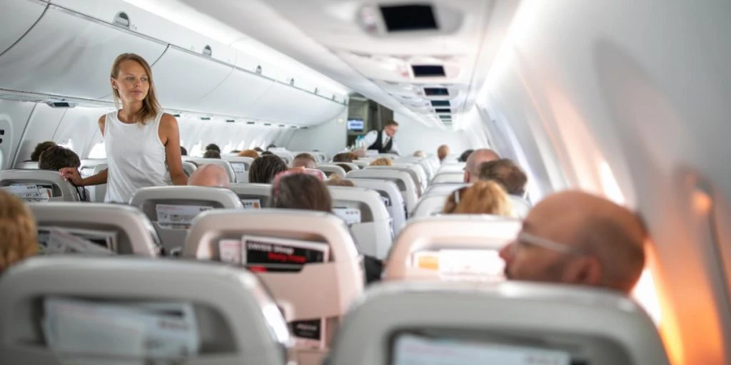 Mamma raser mot flyselskap: Viste sexscener under flyturen