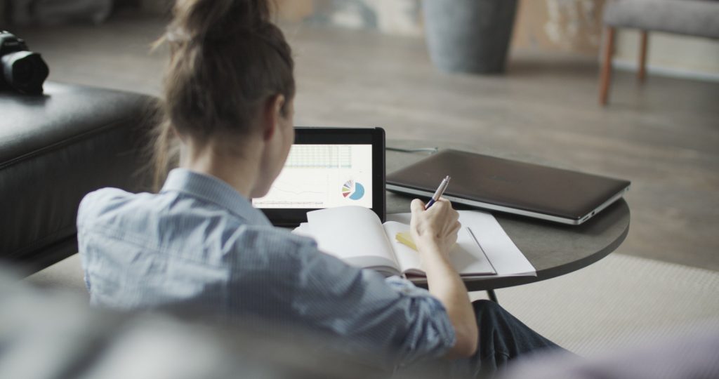 Julia underviste på Zoom: Oppdaget noe som fikk henne til å ringe rektor umiddelbart