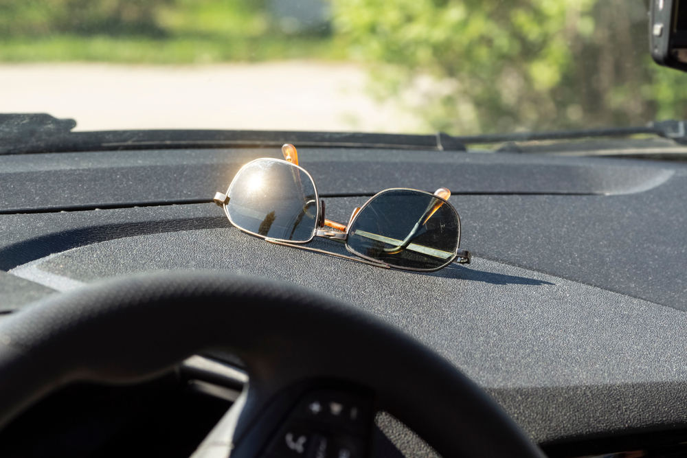 Visste du det? Derfor skal du aldri la solbrillene og fem andre vanlige ting ligge i bilen om sommeren