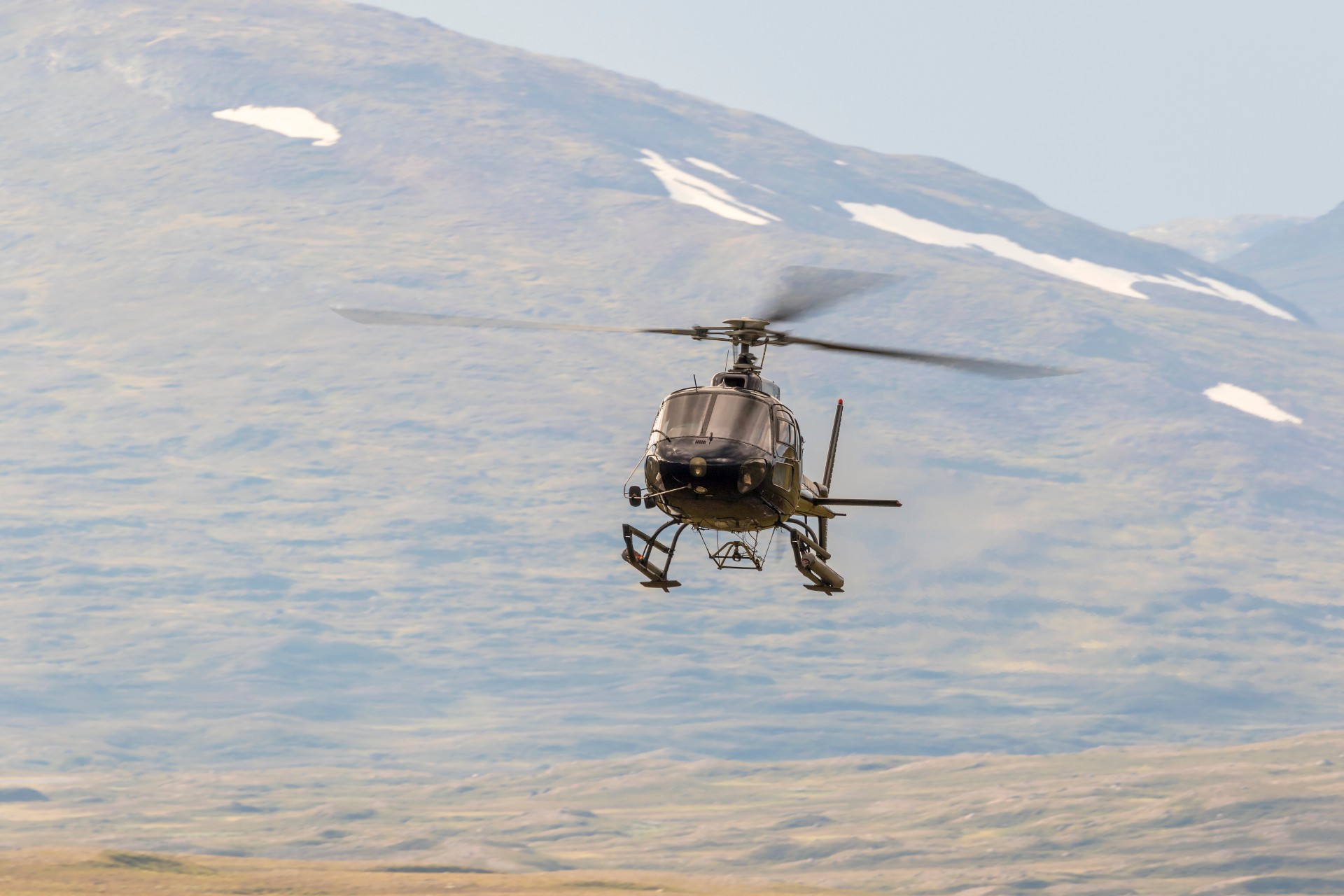 Populær turistdestinasjon evakueres med helikopter