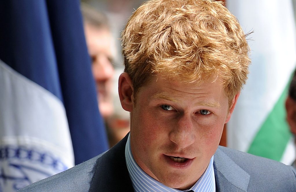 Prins Harry er forlovet – britiske tabloider debatterer om hun er ‘passende’