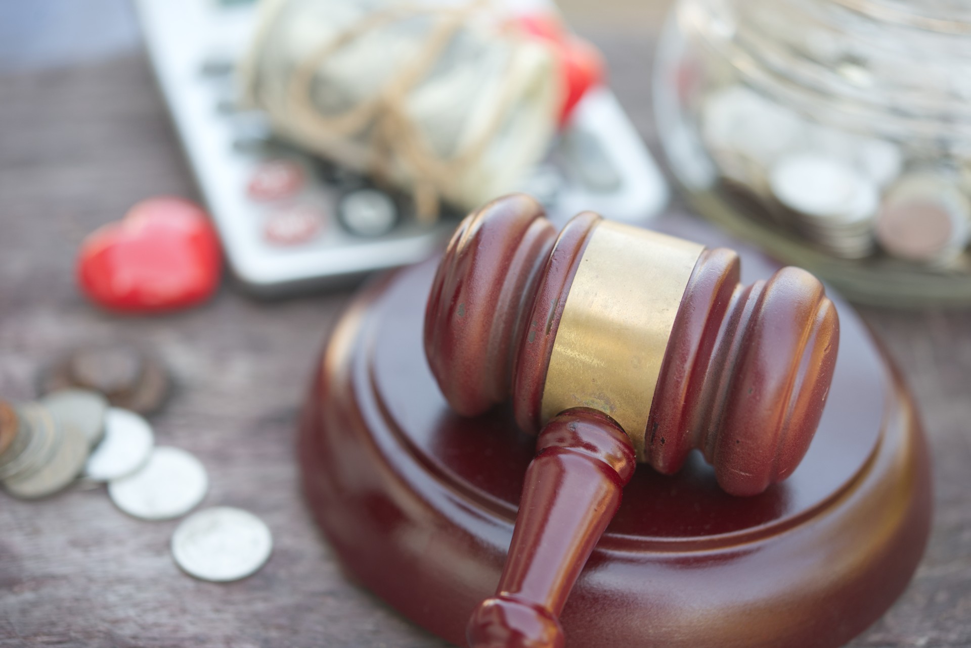 Kjendisadvokat dømt: Stjal fra de fattige