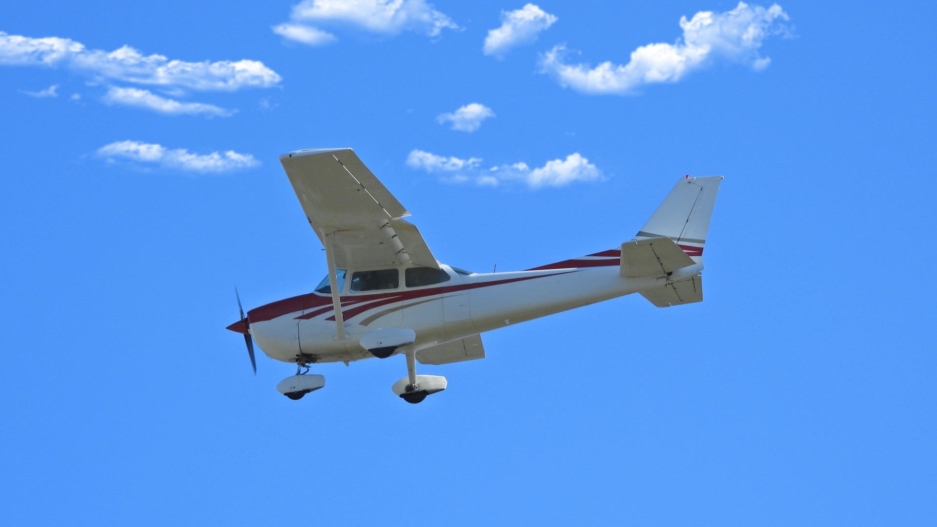Flyet måtte nødlande midt i gaten