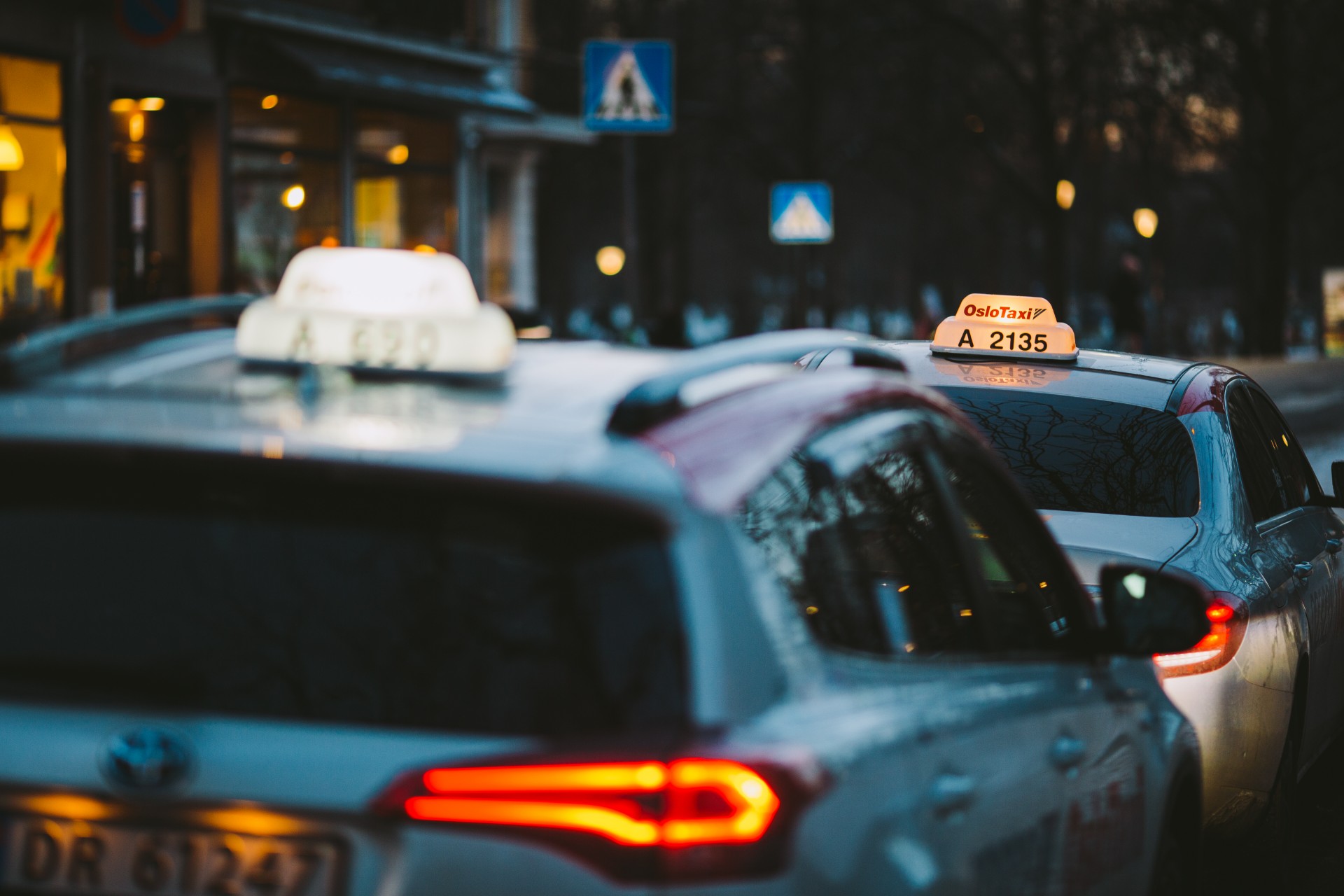 Nå blir det slutt: Regjeringen tar grep mot skyhøye taxipriser