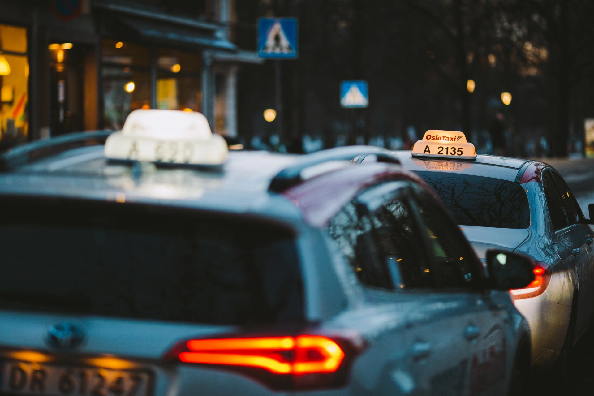 Nå blir det slutt: Regjeringen tar grep mot skyhøye taxipriser