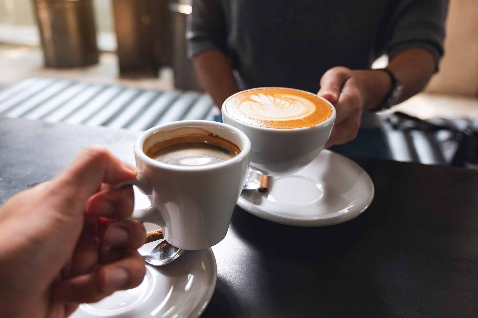 Hvordan virker koffein og når er den beste tiden å drikke dagens første kopp kaffe?