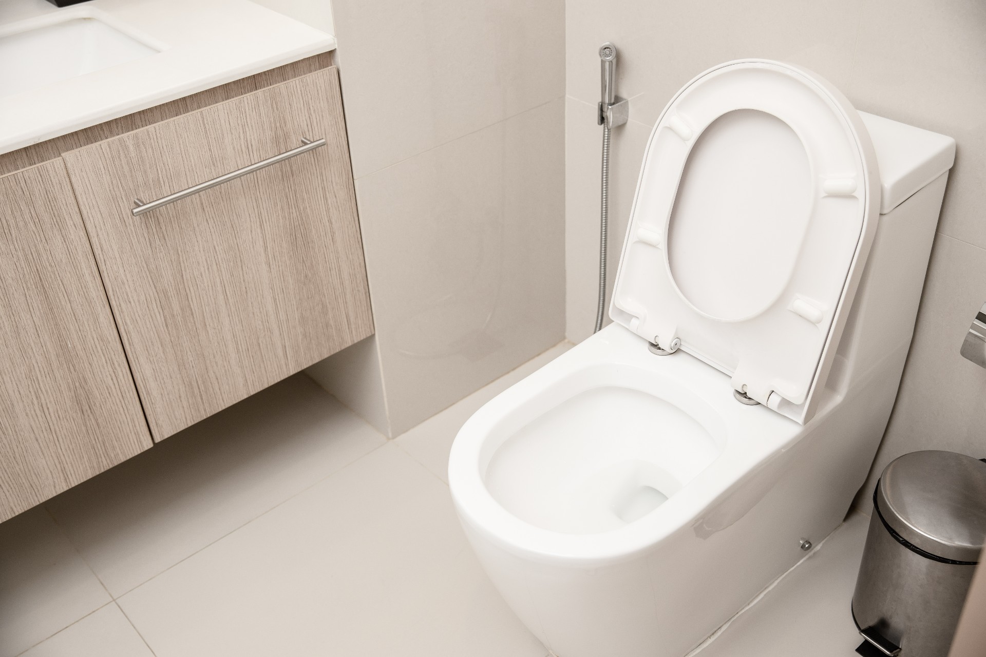 Hun heller væske i toalettbørsteholderen: Like etter lukter badet himmelsk