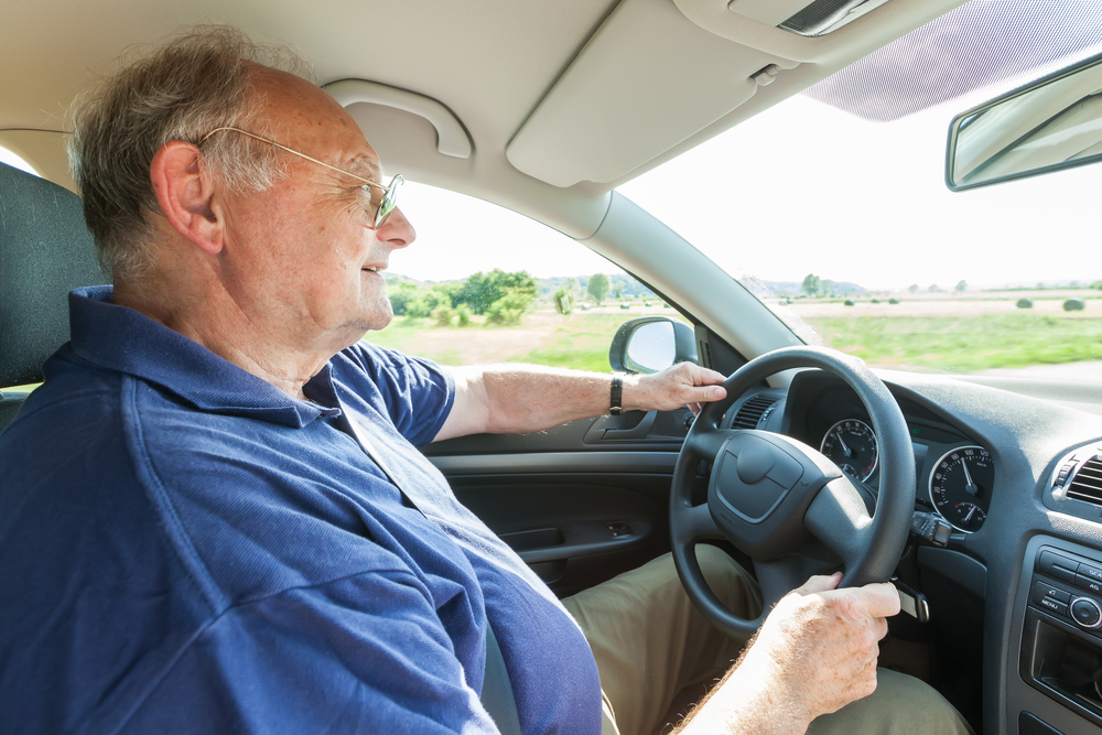 Er du over 70 år? Da bør du unngå å kjøre bil på disse tidene