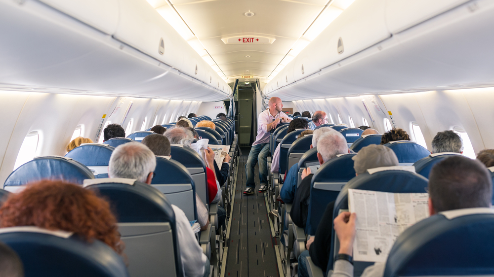 Mann sjekket lommen i flysetet foran: Fant topp hemmelige papirer han aldri skulle sett