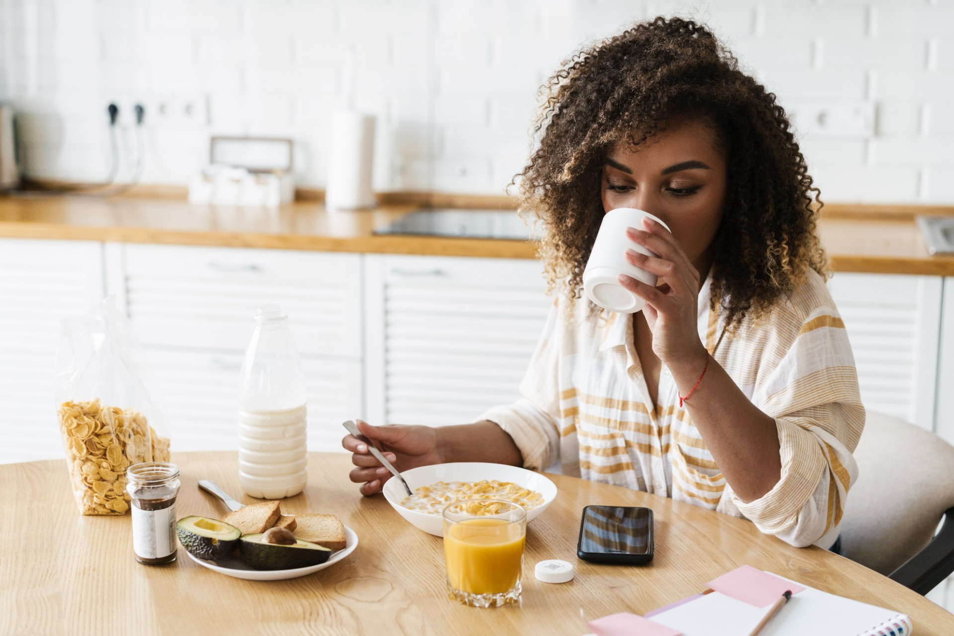 Glem kaffe og te – denne morgendrinken er bra for både huden og magen