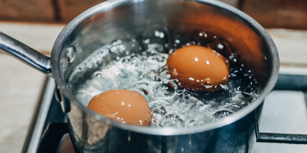 Genialt triks: Slik skal du egentlig skrelle egg