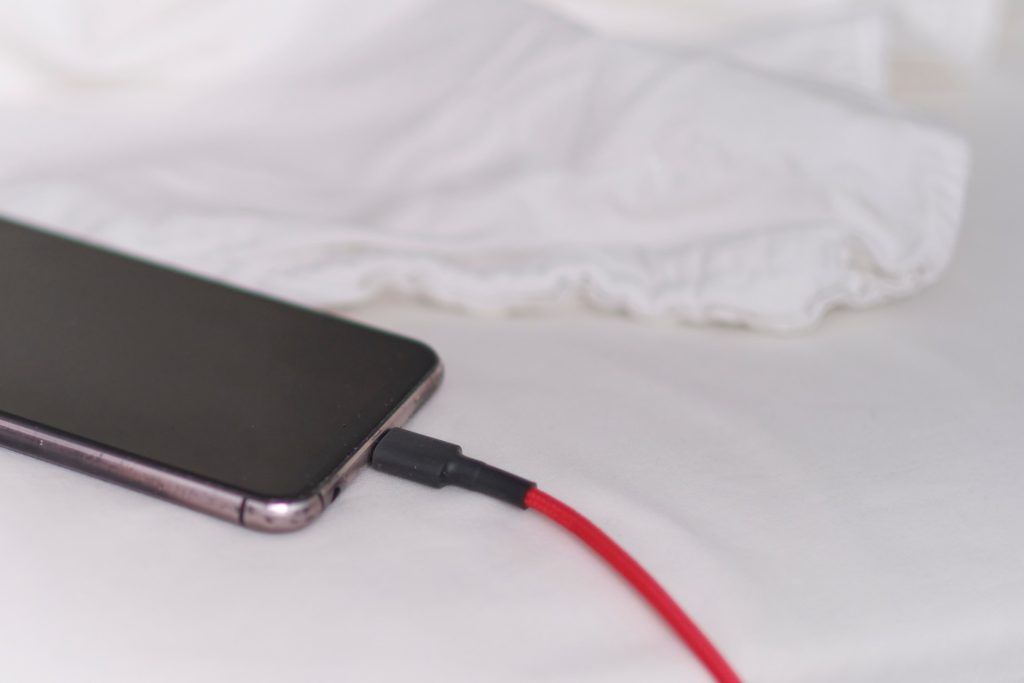 Her er grunnen: IKKE lad mobiltelefonen over natten