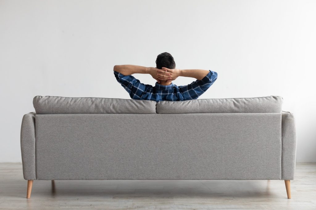 Den nye sofaen var ikke god å sitte i: Så kikket han under sofaputen og oppdaget hvorfor