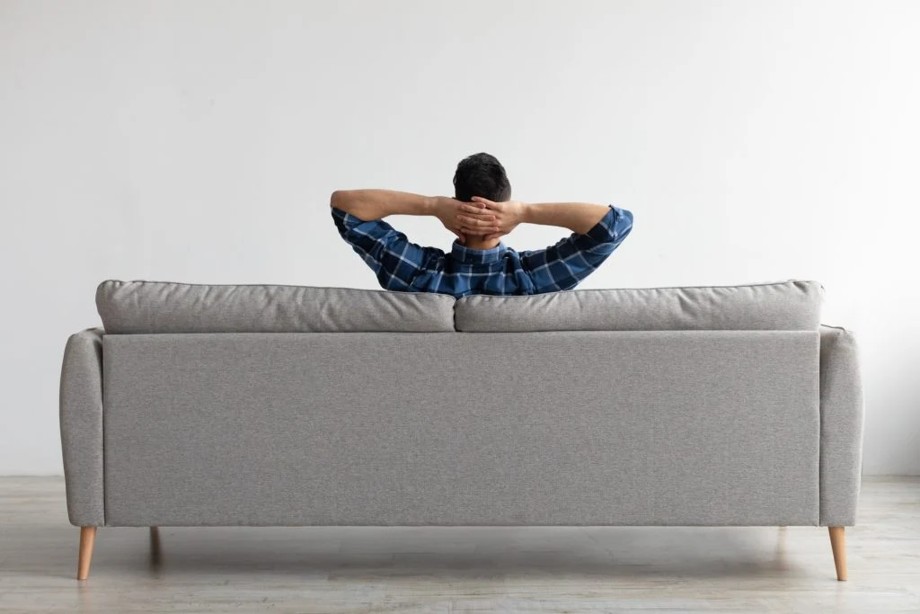 Den nye sofaen var ikke god å sitte i: Så kikket han under sofaputen og oppdaget hvorfor