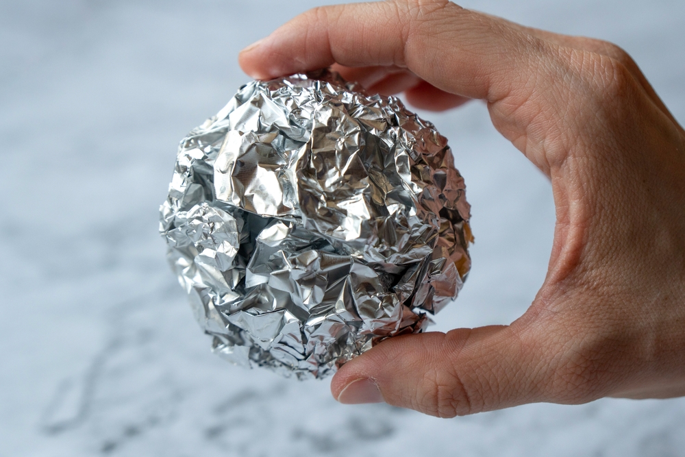 Alt er pakket inn i en ball av aluminiumsfolie: Denne blandingen sender både maur og mygg på flukt fra hjemmet ditt