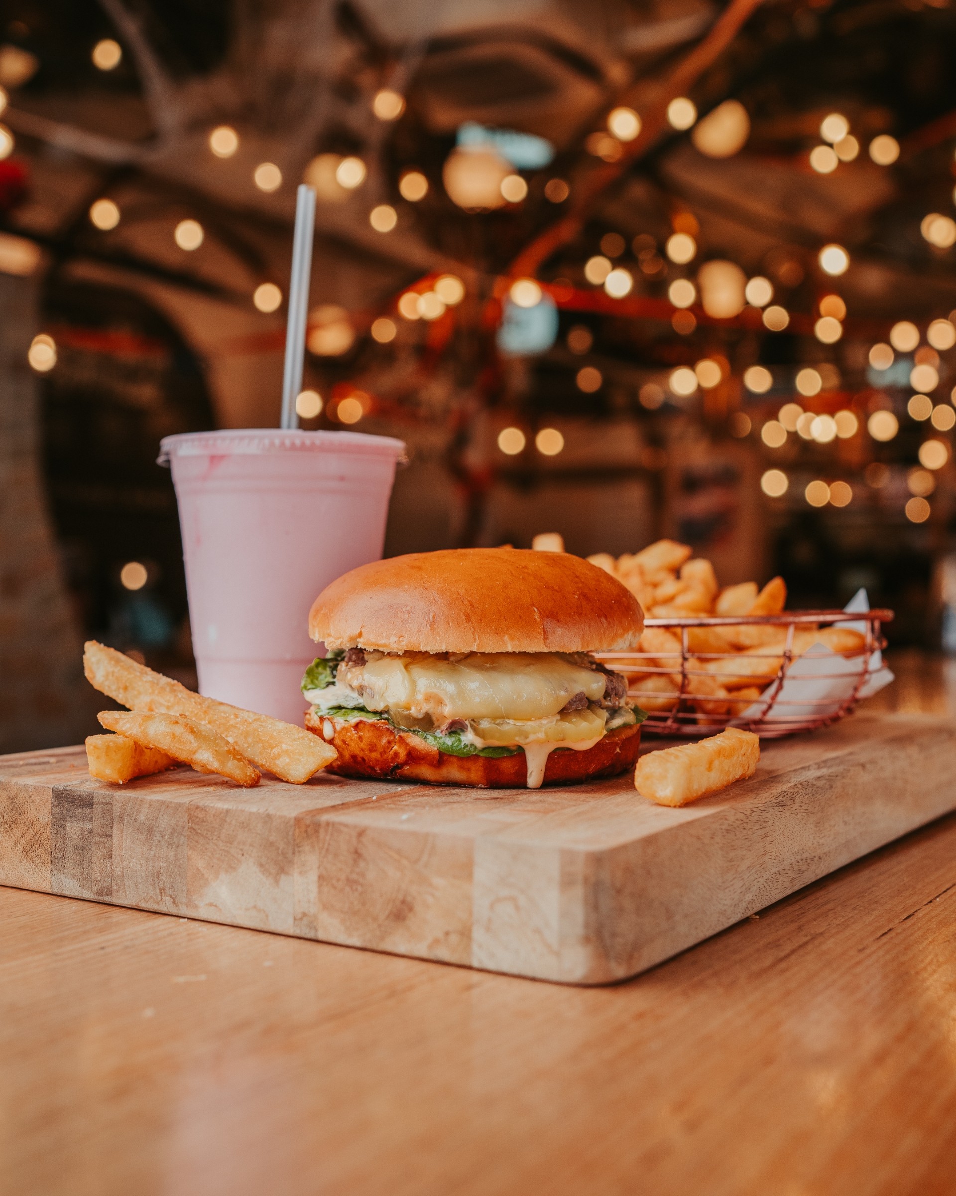 Sjokkerende avsløring på populær burger-restaurant: Fugleskitt og milkshake i samme bøtte