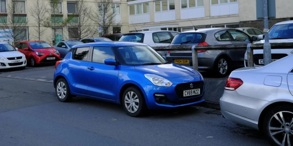 Leter du etter eier av blå Suzuki Swift: Har fått 63.000 kroner i parkeringsavgifter