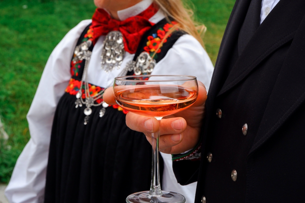 Landet er delt: Her åpnes det for alkoholservering 17. mai, og her lukkes kranene