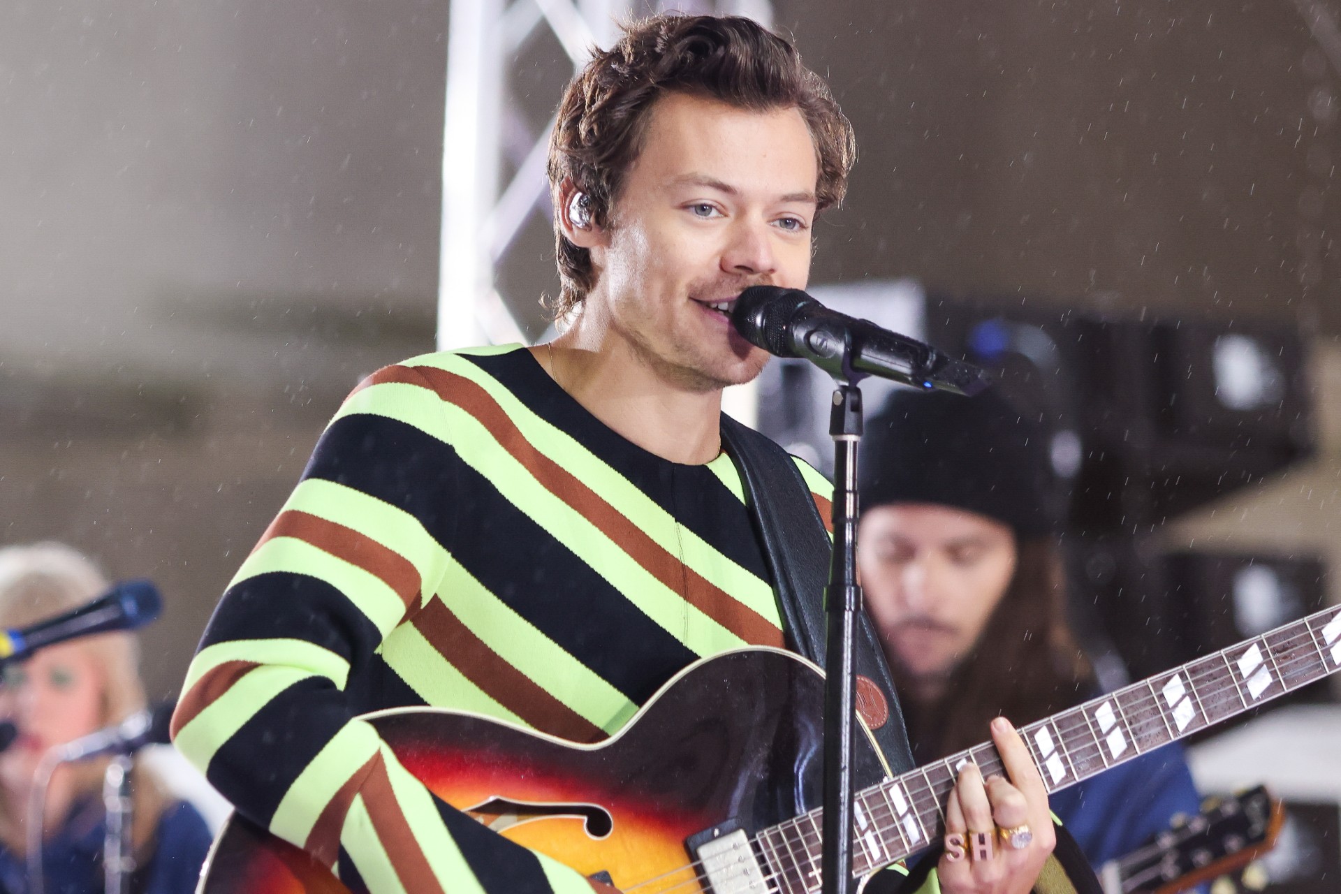 Harry Styles slo hodet under konserten