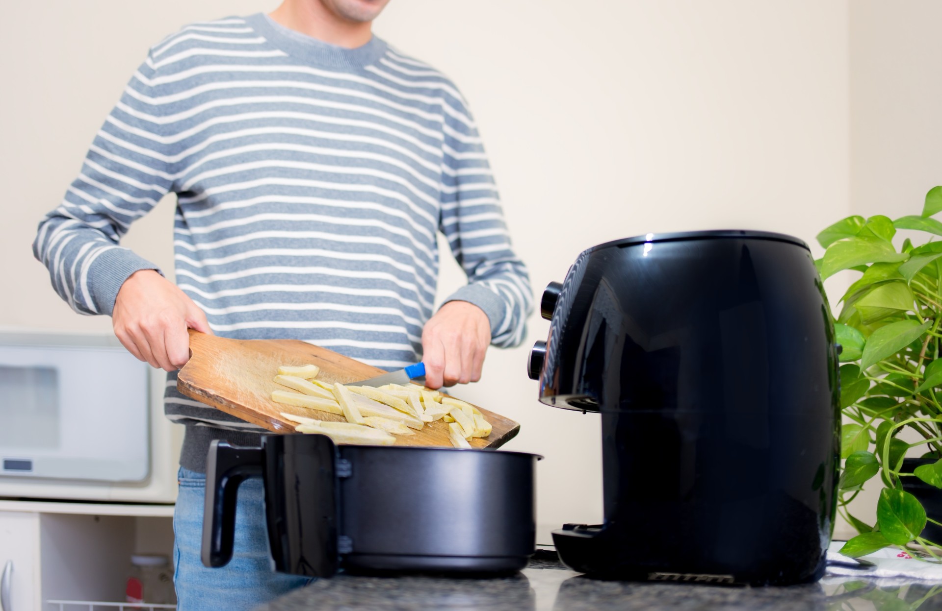De 5 matvarene du aldri bør tilberede i en airfryer – det kan være farlig