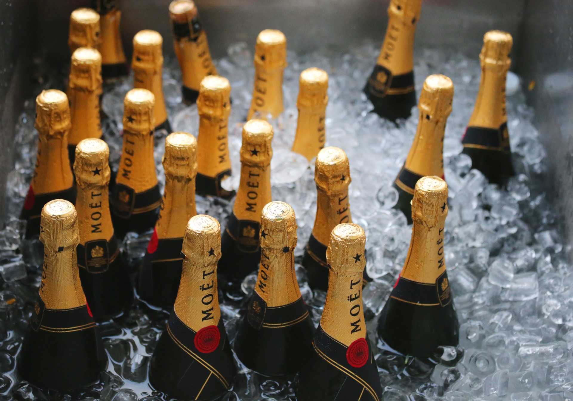 Truer med 200 prosent toll på champagne