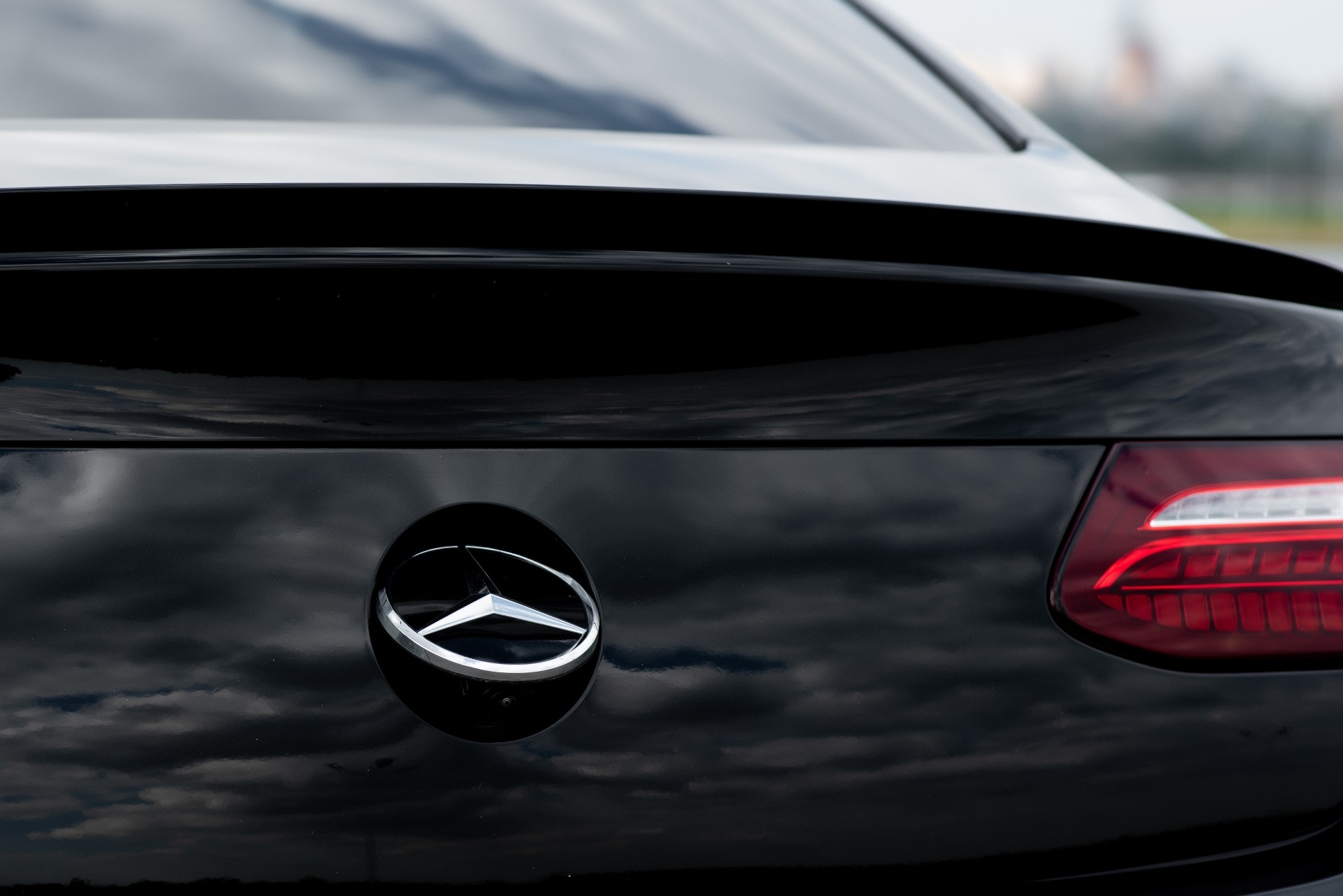 Hvis du ser en Mercedes kjøre rundt med logoet på skrå, er det en god grunn
