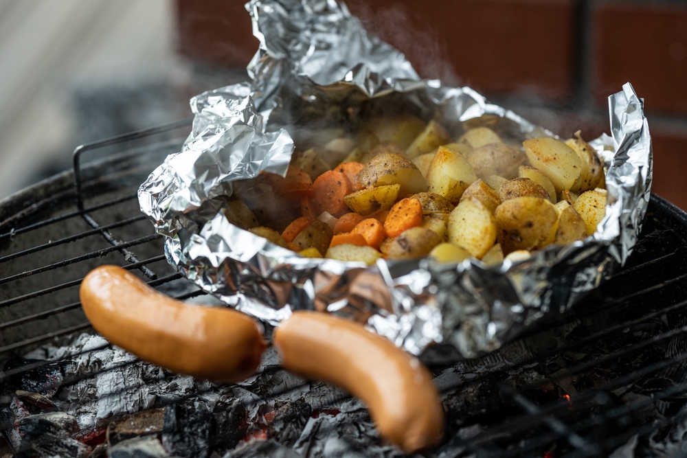 Bruker du sølvpapir på grillen? Dette er grunnen til at du bør slutte med det med det samme!